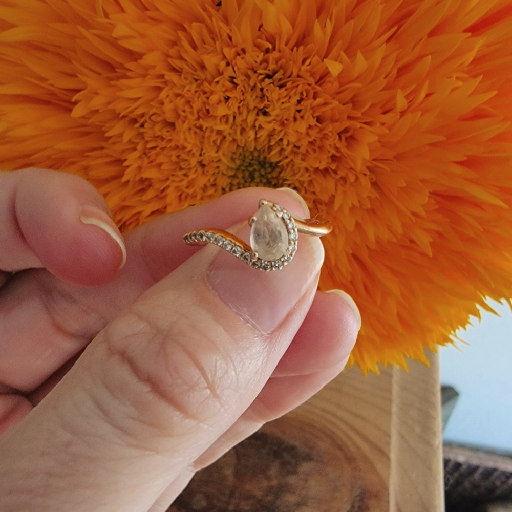 1 CT morganite ring with 22 small diamonds along band. Size 4 3/4